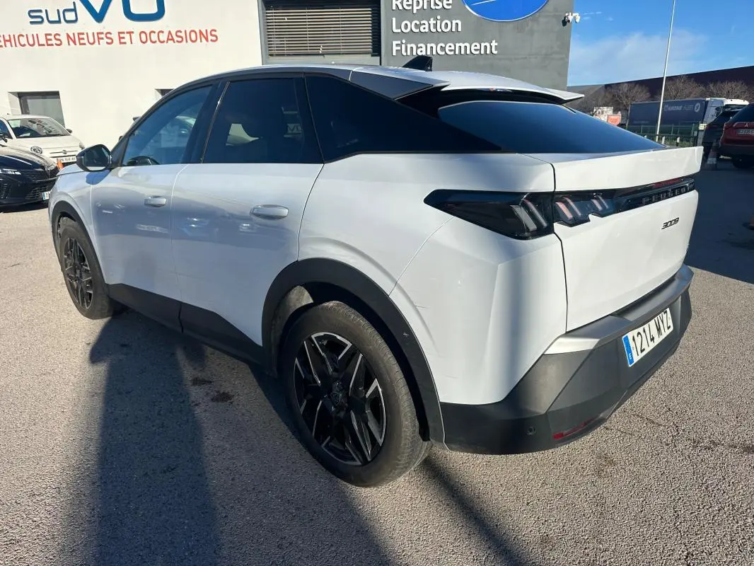 Vue 3/4 arrière droite d’un Peugeot 3008 Hybrid blanc avec jantes alliage noires de 19 pouces, toit noir et vitres teintées.