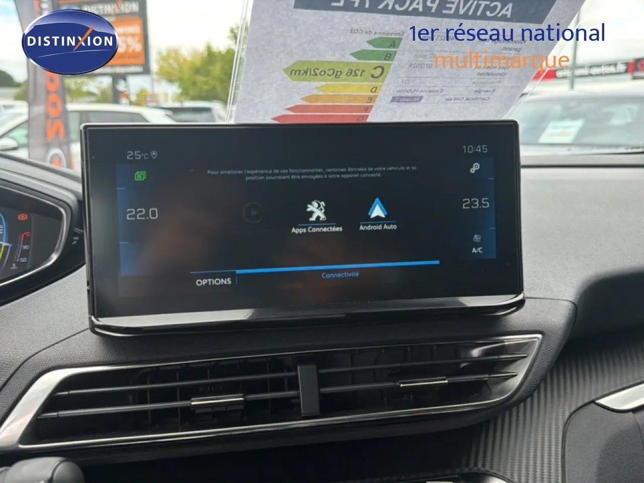 Vue intérieure du tableau de bord du Peugeot 5008 Hybrid 2024, écran tactile central affichant les applications connectées.