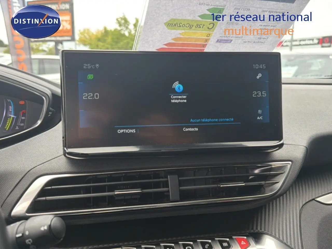 Vue intérieure centrée sur l'écran tactile du tableau de bord du Peugeot 5008 Hybrid bleu Célèbes métal 2024.