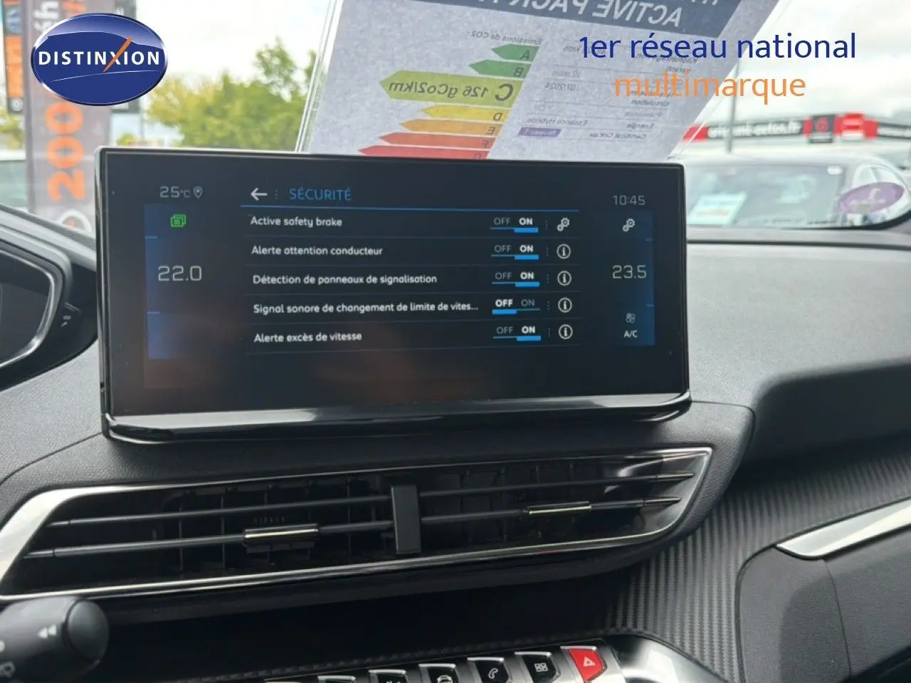 Écran tactile central du Peugeot 5008 Hybrid 2024 affichant les réglages de sécurité, intérieur gris noir.