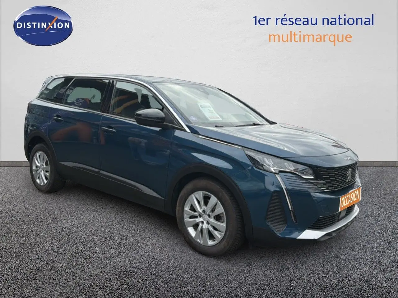 Peugeot 5008 Hybrid 136ch bleu Célèbes métal en 3/4 avant droit, avec calandre noire et feux LED verticaux.