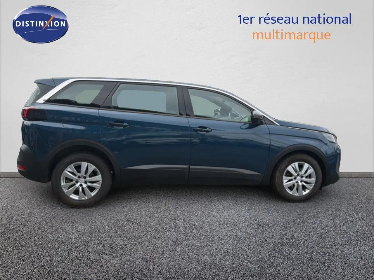 Profil côté droit du Peugeot 5008 hybride 2024 en bleu Celebes Metal avec jantes alliage et toit blanc.