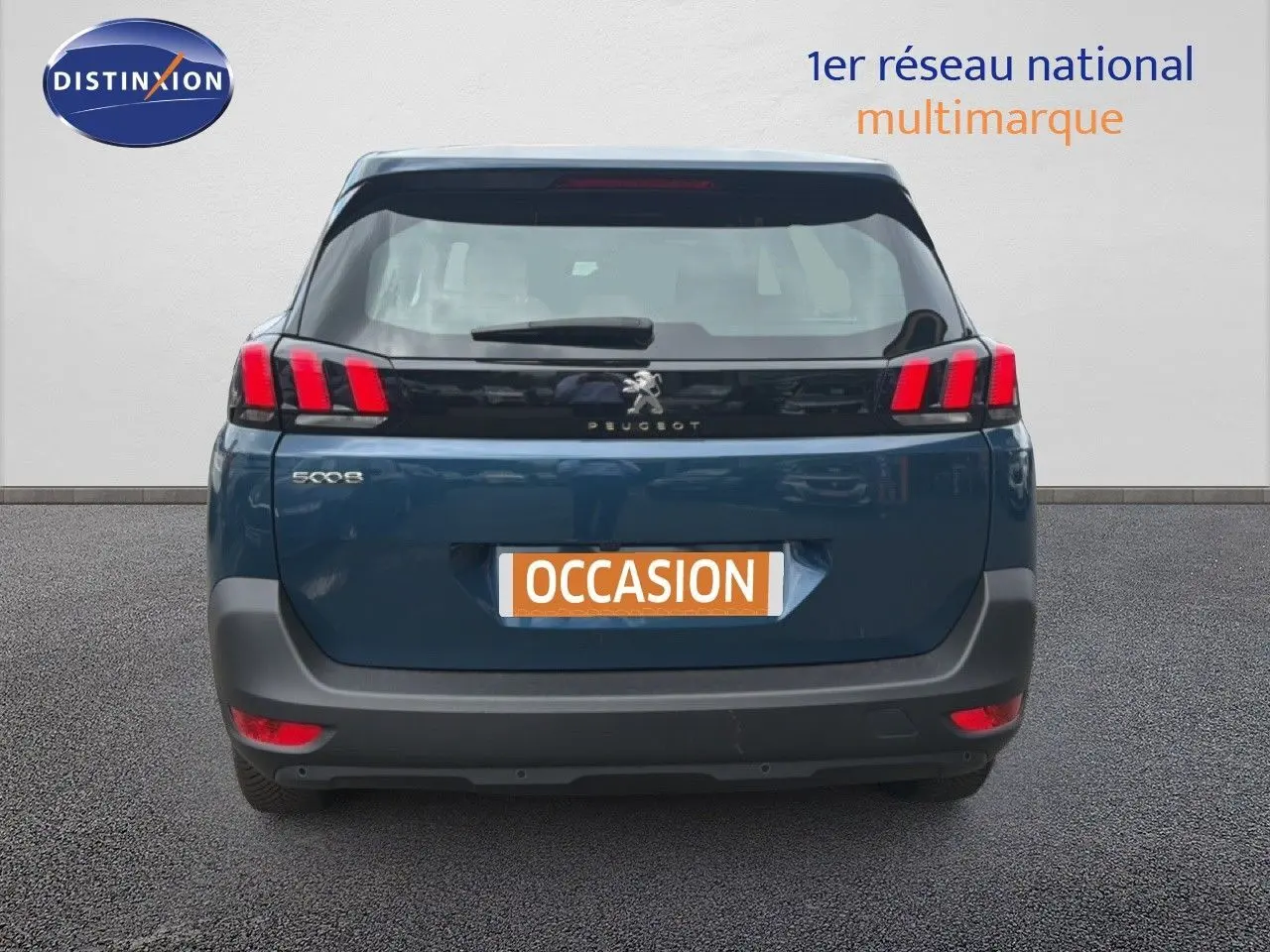 Vue arrière d'un Peugeot 5008 bleu Célèbes Métal 2024 avec feux arrière distinctifs en forme de griffes rouges.