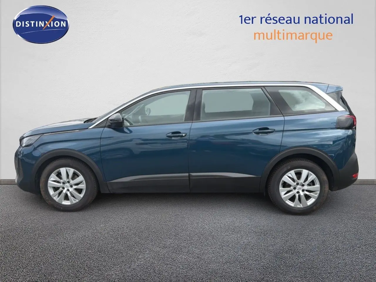 Profil latéral gauche du Peugeot 5008 HYBRID bleu Célèbes métallisé, montrant ses lignes épurées et ses jantes alliage.