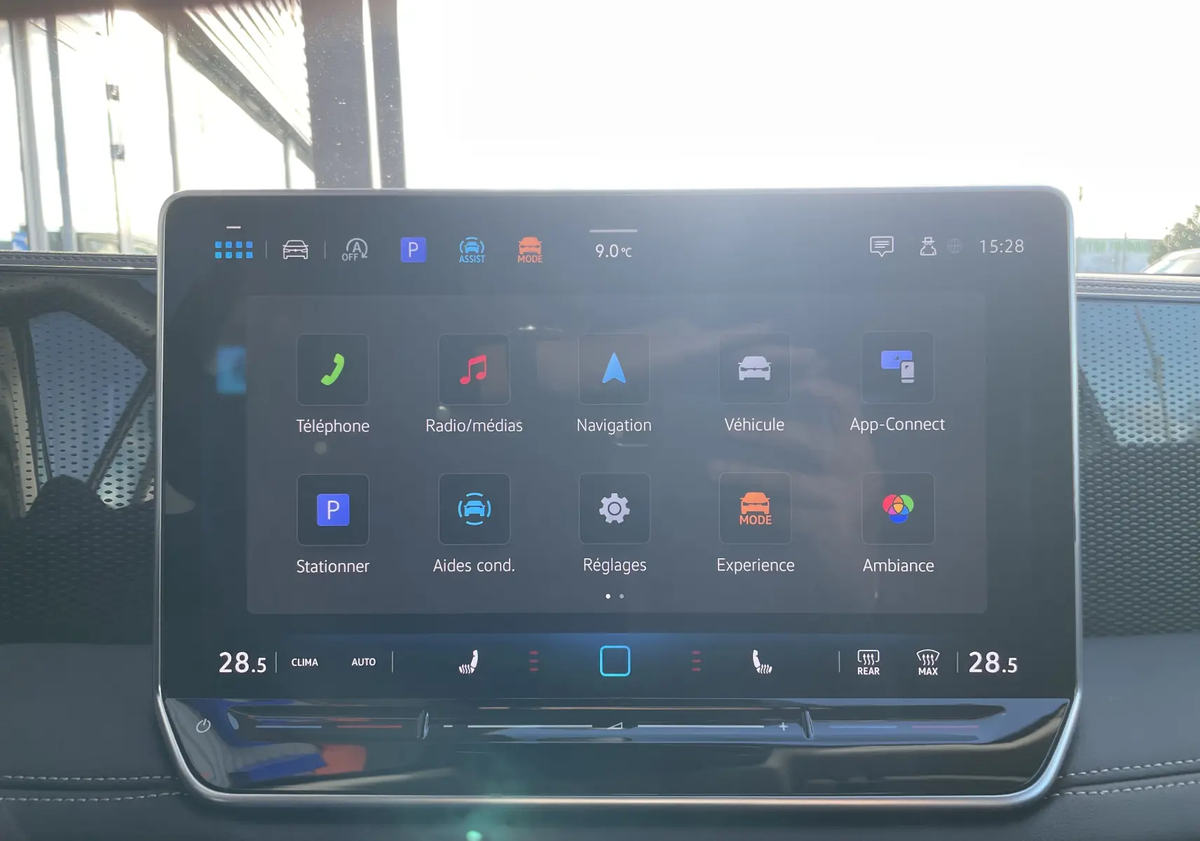 Écran tactile central du Volkswagen Tiguan 2024 affichant les options de navigation et aides à la conduite.