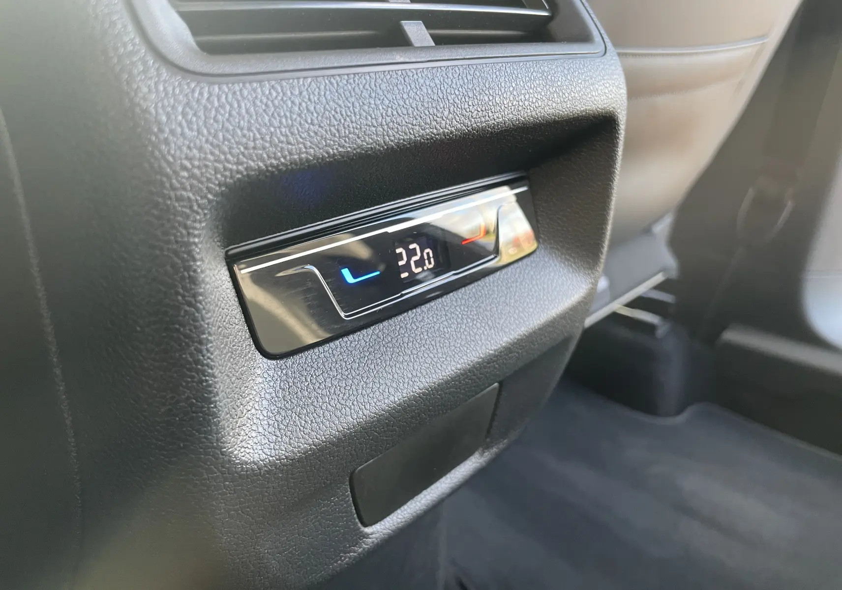 Détail de la commande de climatisation arrière digitale affichant 22°C dans un Volkswagen Tiguan 2024.