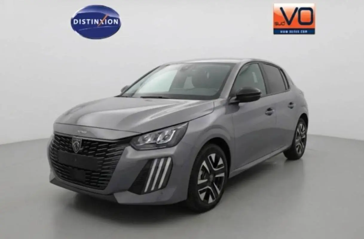 Peugeot 208 Hybrid gris en 3/4 avant droit, avec calandre noire et jantes alliage 16 pouces distinctives.