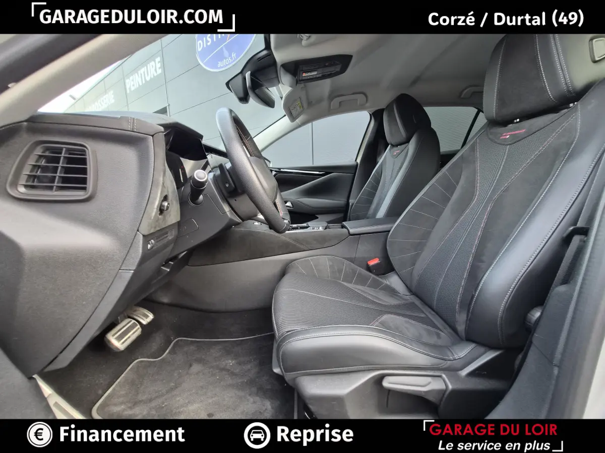 Intérieur côté conducteur du DS4 2024 beige, sièges noirs avec surpiqûres rouges et volant cuir multifonctions.