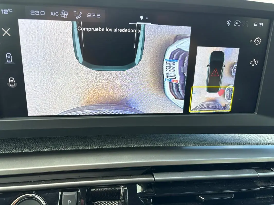 Écran de caméra 360° du Peugeot 3008 gris Hybrid 145 Allure, vue aérienne du véhicule et des alentours proches.