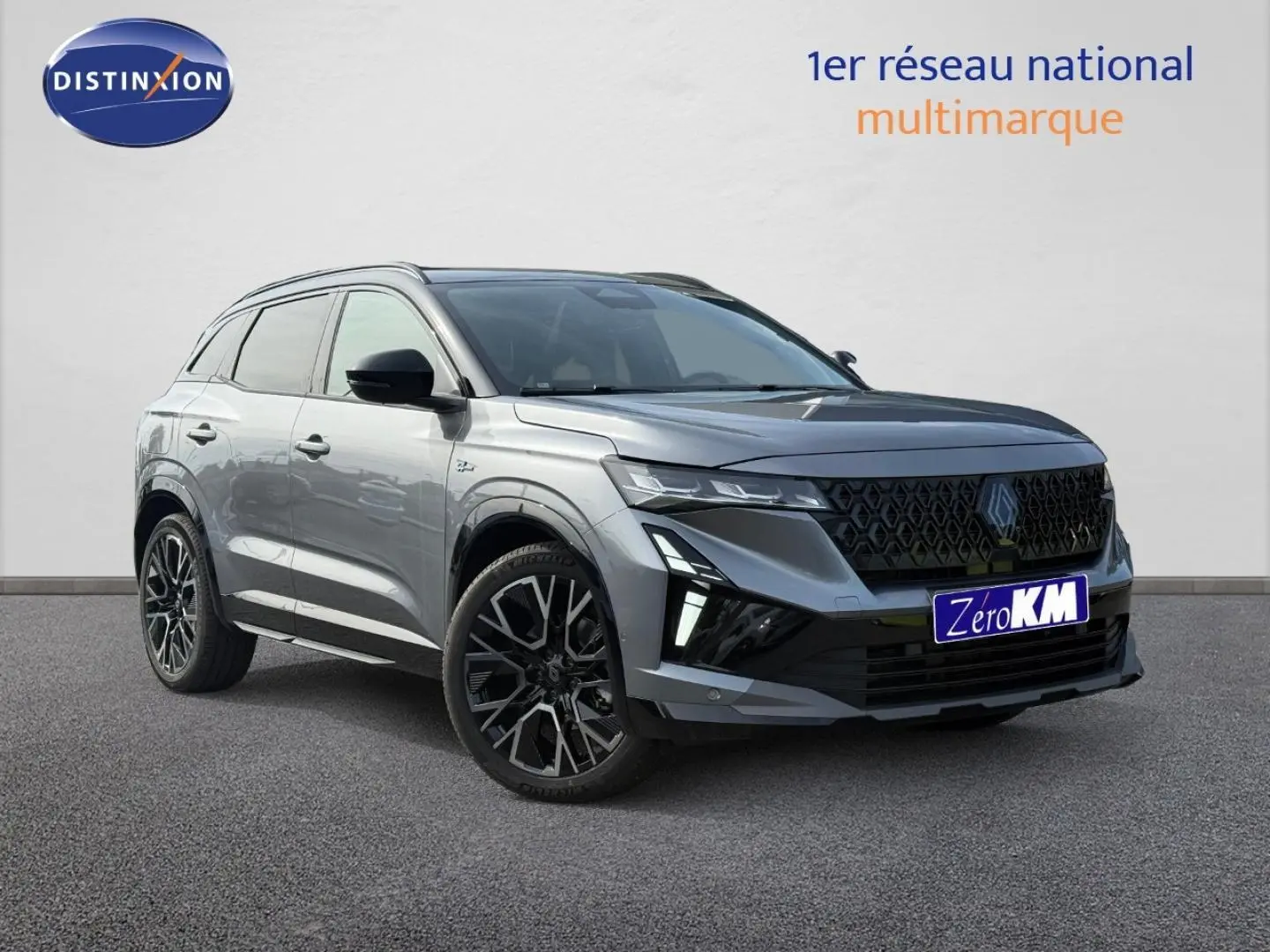 Renault Austral 1.2 E-Tech gris schiste satin avec toit noir étoilé, vue 3/4 avant mettant en valeur la calandre noire et jantes alu.