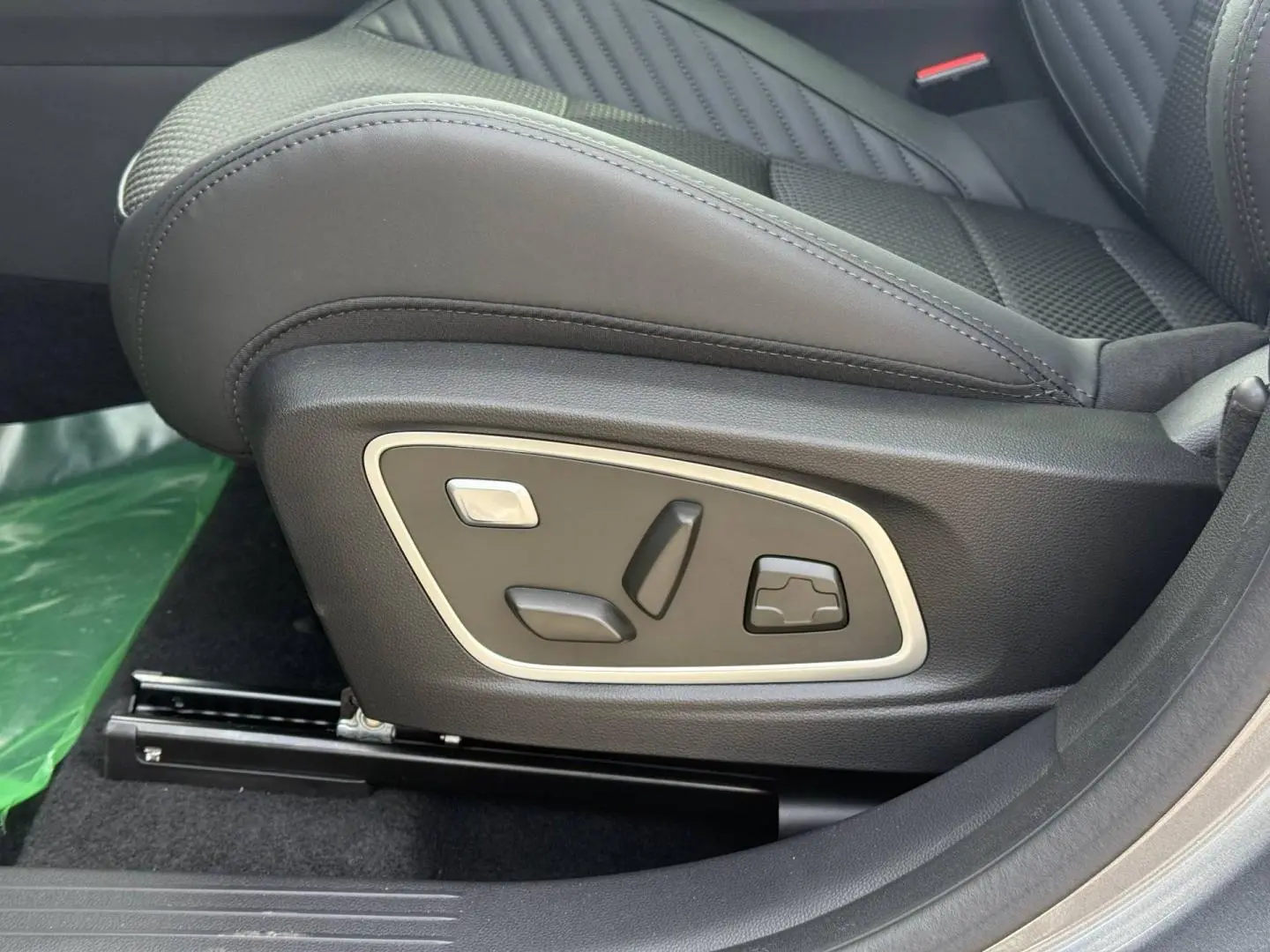 Gros plan sur les commandes électriques du siège conducteur noir du Renault Austral 1.2 E-Tech hybride 2026.