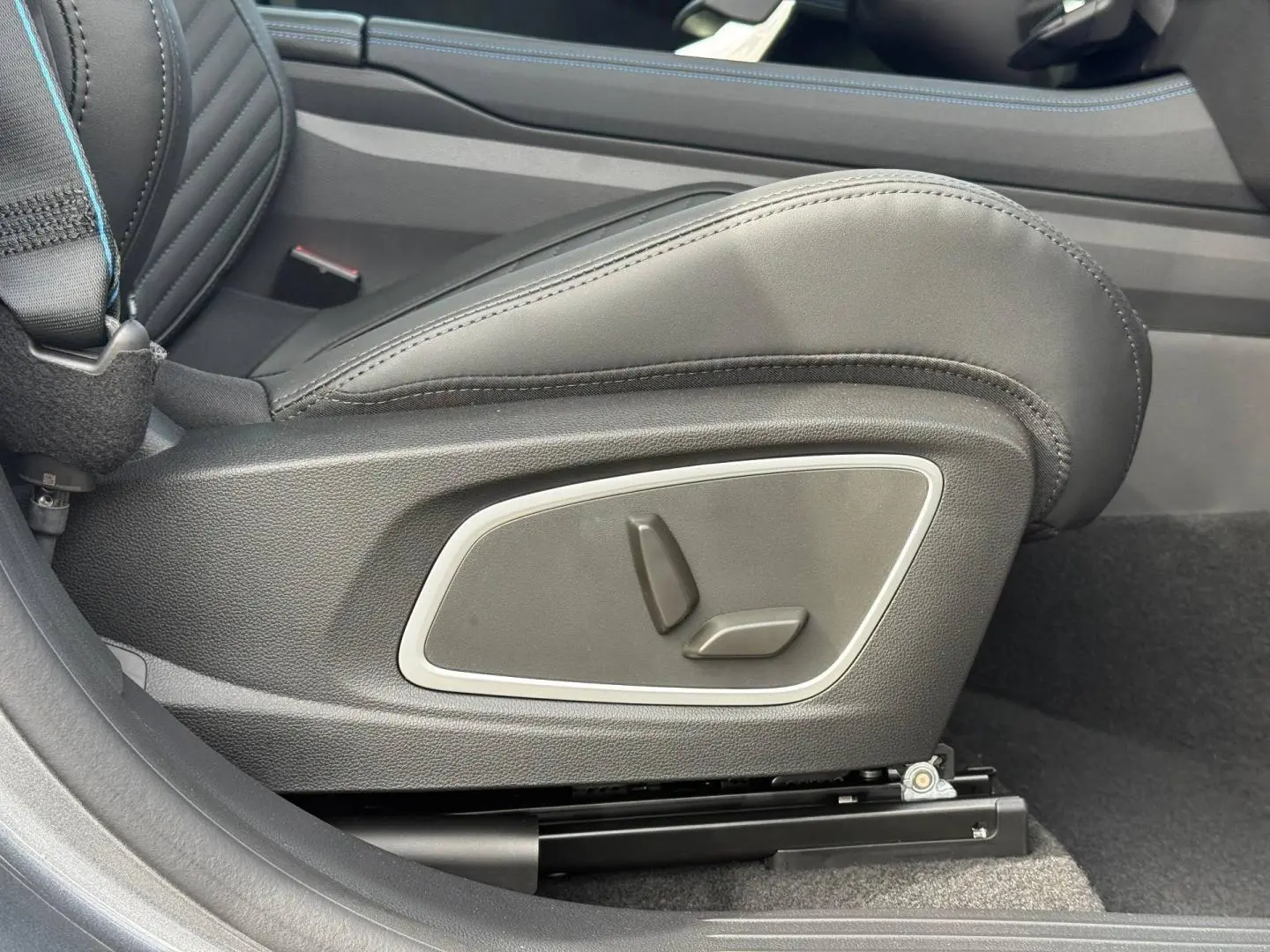 Détail du réglage électrique du siège conducteur en cuir noir dans un Renault Austral 2026.