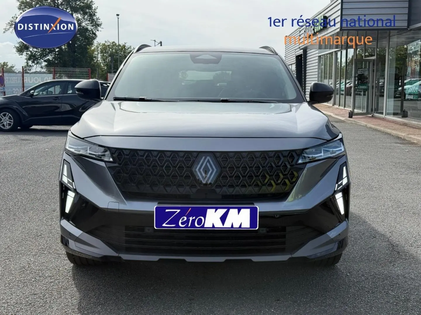Vue frontale d'un Renault Austral gris Schiste satin avec calandre noire et feux LED distinctifs.