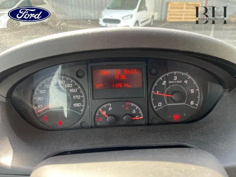 Vue rapprochée du tableau de bord d'un Citroën Jumper blanc, affichant la vitesse, le compte-tours et l'écran multifonction rouge.