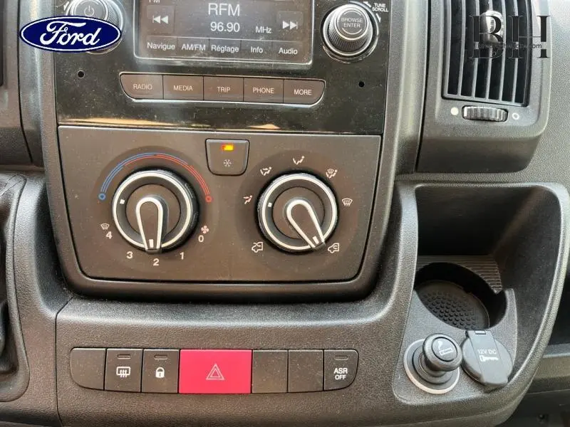 Tableau de bord du Citroën Jumper 2019 montrant les commandes de climatisation et boutons de sécurité en gros plan.