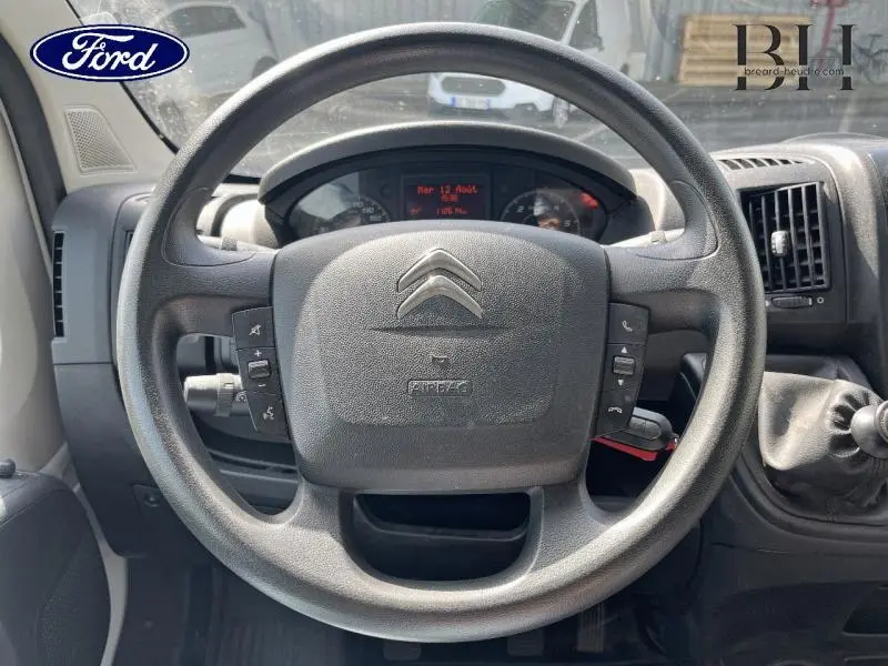 Volant multifonction Citroën Jumper FGN 2019 vu de face, avec commandes audio intégrées et tableau de bord visible.