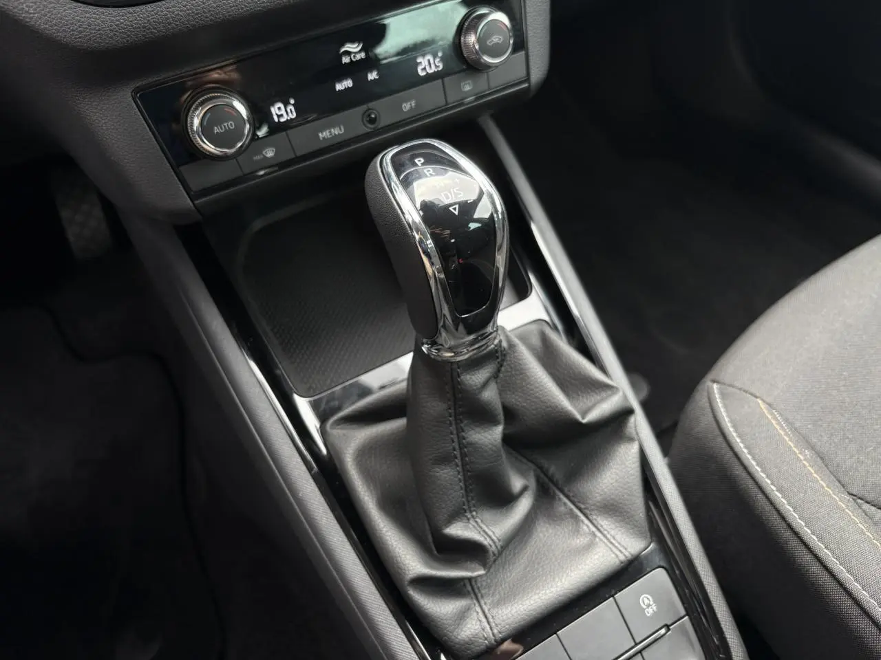 Le levier de vitesses automatique noir et chrome du Skoda Kamiq 2024 avec commandes de climatisation bi-zone visibles.