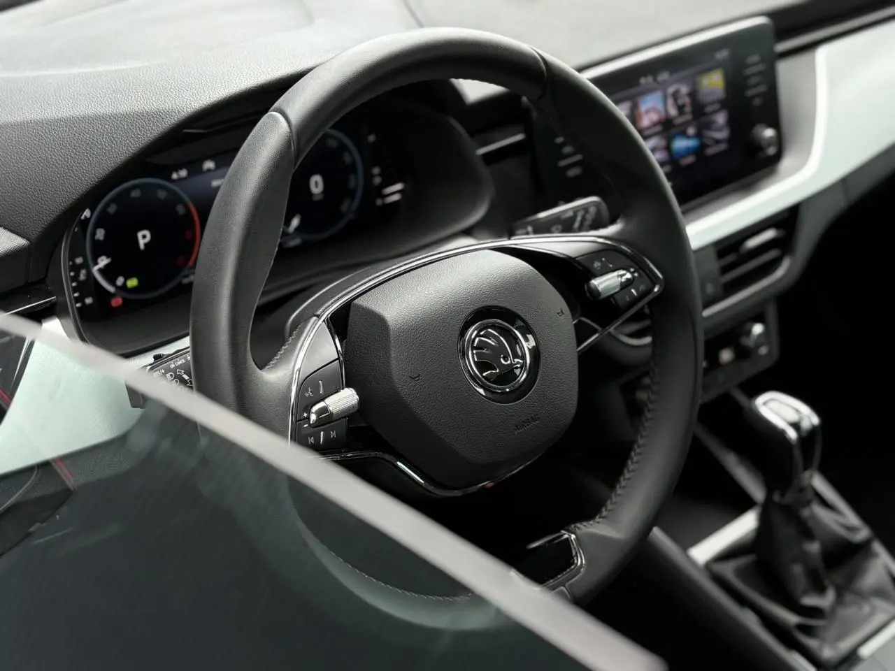 Gros plan sur le volant cuir multifonctions et le tableau de bord digital du Skoda Kamiq TSI 110 DSG Ambition.