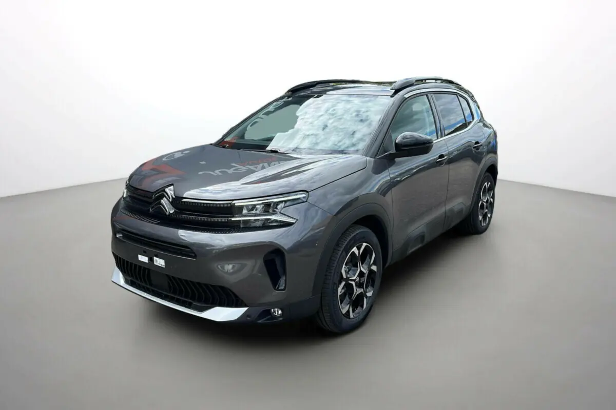 Citroën C5 Aircross Hybrid 2025 gris platinium avec toit noir, vue 3/4 avant droit soulignant ses jantes distinctives.