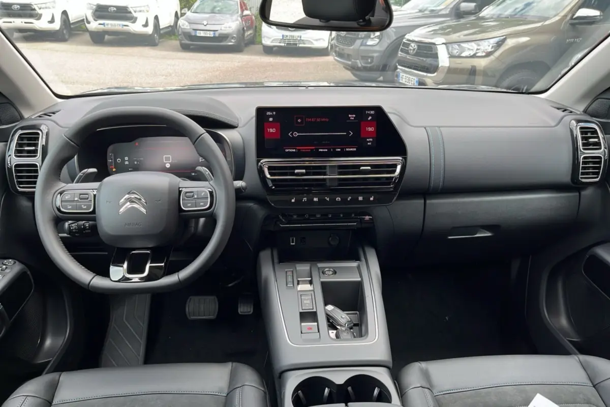 Intérieur du Citroën C5 Aircross Hybrid 2025, vue frontale du tableau de bord et volant avec écran tactile central.