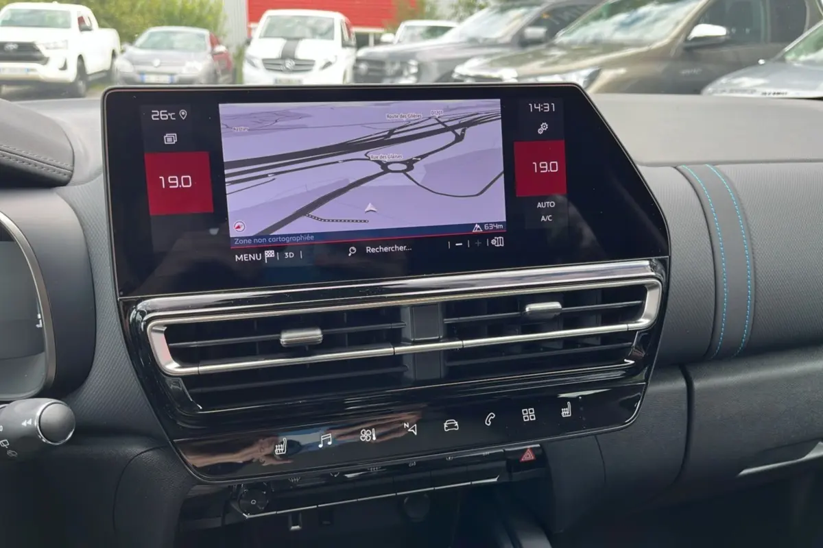 Tableau de bord du Citroën C5 Aircross Hybrid 2025 avec écran tactile affichant la navigation et commandes climatisation.