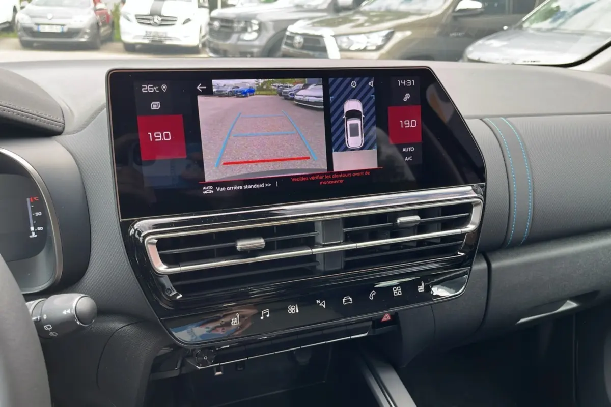 Vue intérieure du tableau de bord du Citroën C5 Aircross Hybrid 2025 avec écran tactile affichant la caméra de recul.