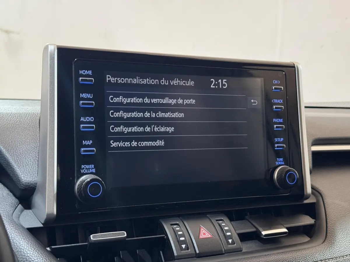 Écran tactile central affichant les options de personnalisation du véhicule dans l'habitacle du Toyota RAV4 hybride.