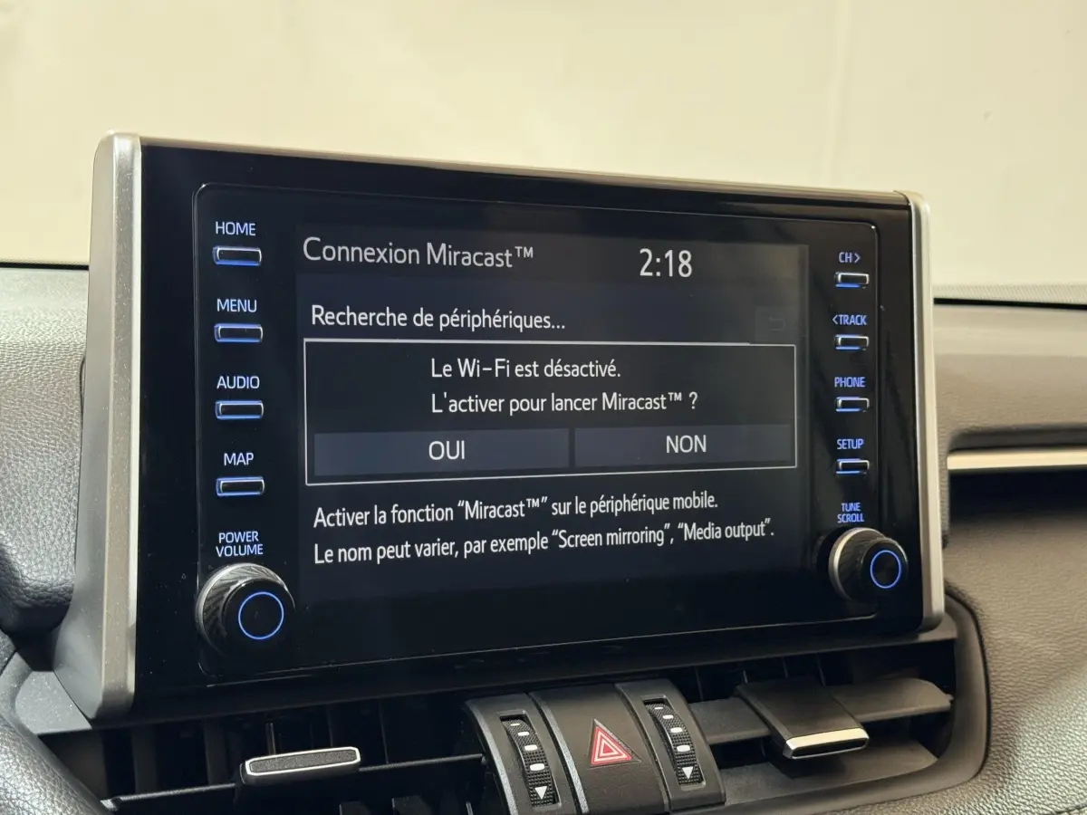 Écran tactile central affichant la connexion Miracast dans l’habitacle du Toyota RAV4 gris clair hybride 2021.