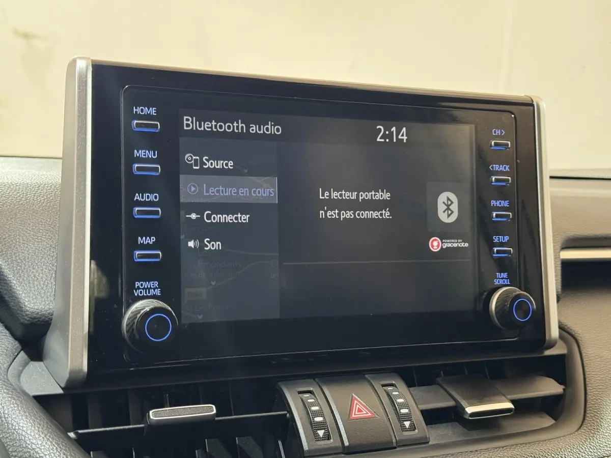 Écran tactile multimédia affichant Bluetooth audio dans l’habitacle du Toyota RAV4 hybride gris clair.