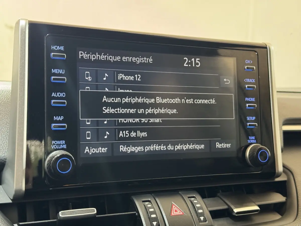 Écran tactile central du Toyota RAV4 hybride 2021 affichant la connexion Bluetooth, avec boutons latéraux illuminés.