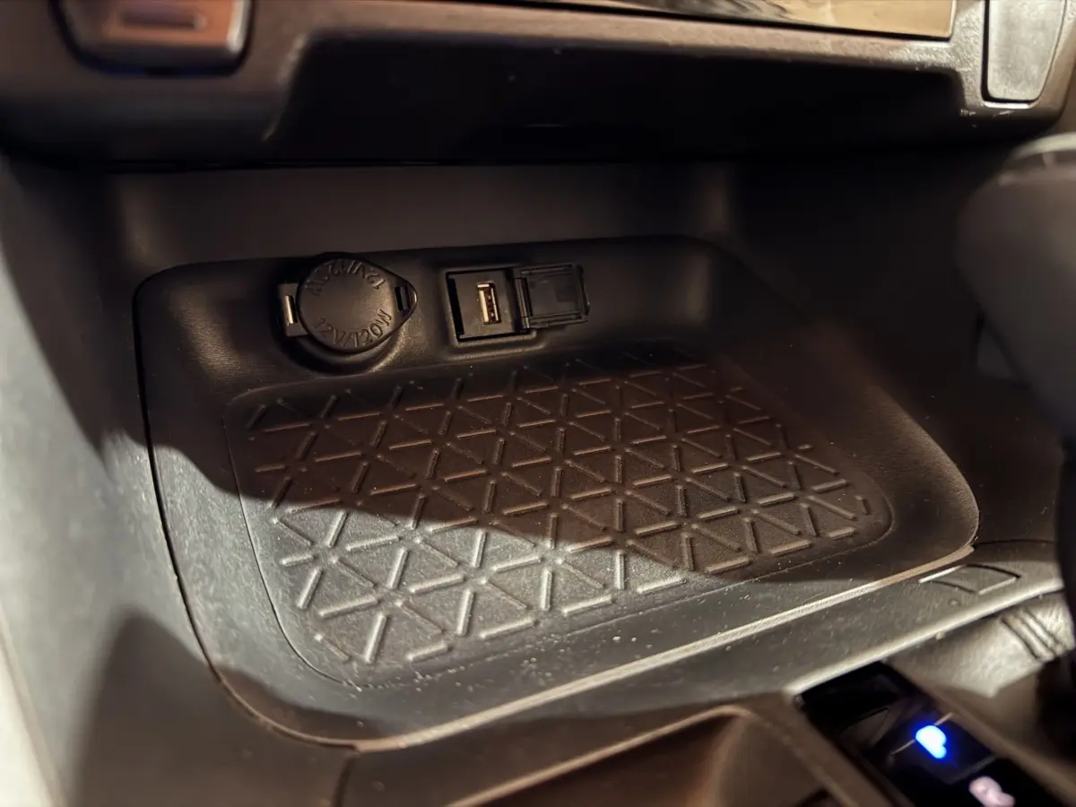 Prise USB et allume-cigare dans le compartiment avant du Toyota RAV4 hybride gris clair 2021.