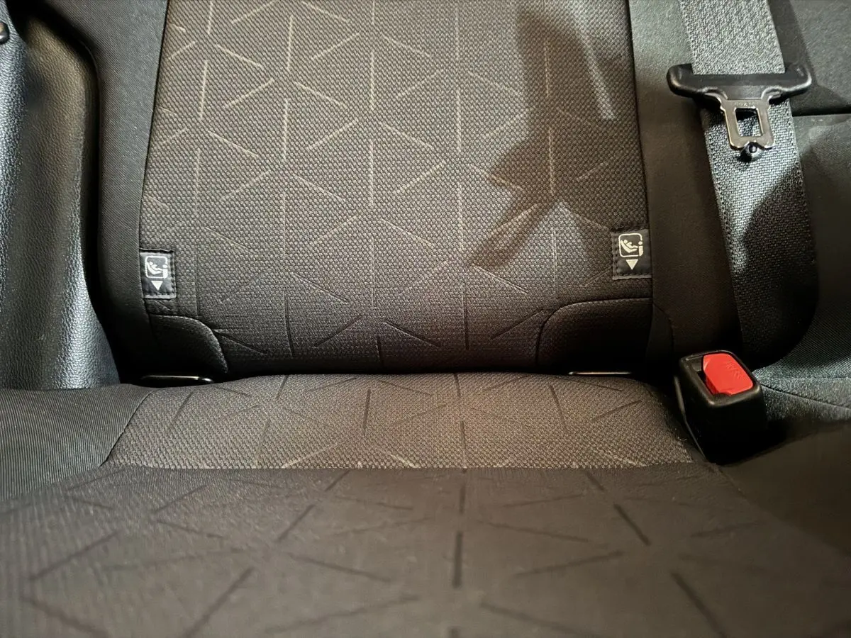 Gros plan sur la banquette arrière noire du Toyota RAV4 Hybride 2021 avec ceintures et fixations Isofix visibles.