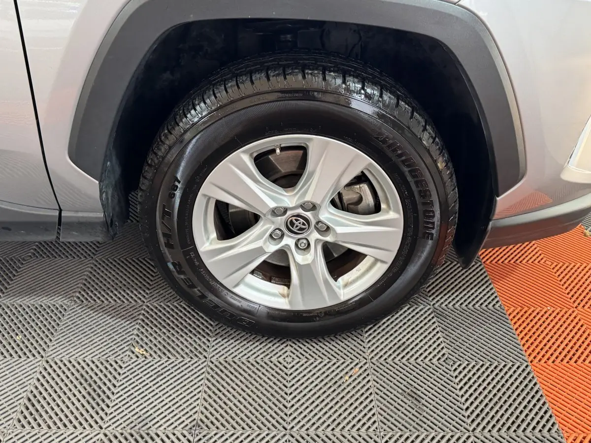 Gros plan sur la roue avant droite gris clair du Toyota RAV4 hybride avec jante alliage et pneu Bridgestone.