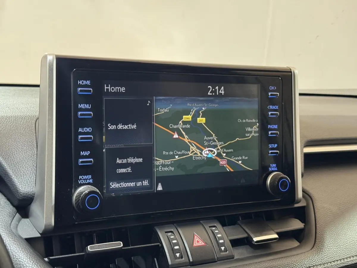 Écran tactile 8 pouces affichant la navigation GPS dans l'habitacle du Toyota RAV4 hybride gris clair.