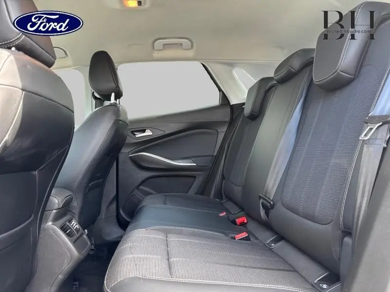 Vue intérieure côté droit des sièges arrière noirs en tissu et cuir d'un Opel Grandland 2023 gris Kontrast Métallisé.