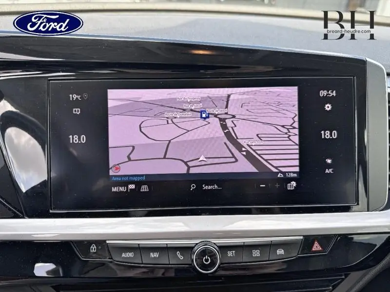 Écran tactile central du tableau de bord de l’Opel Grandland gris Kontrast, affichant la navigation GPS.