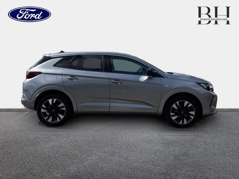 Opel Grandland gris Kontrast métallisé vu de profil côté gauche, avec jantes alu et lignes épurées.