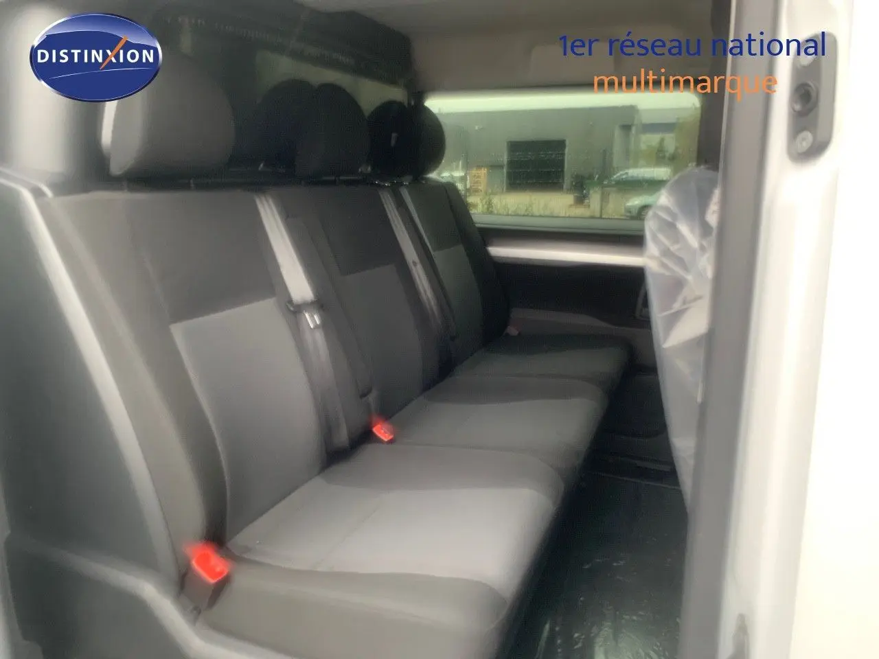 Vue latérale droite de la banquette arrière noire du Peugeot Expert Cabine Approfondie blanc, 2023, version Long Confort Plus.