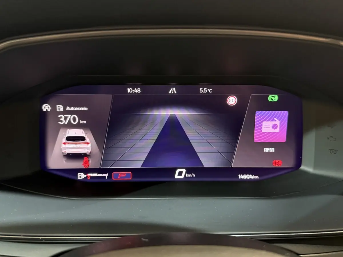 Affichage numérique du tableau de bord du CUPRA Formentor 1.5 TSI 2023 montrant autonomie, vitesse et radio RFM.