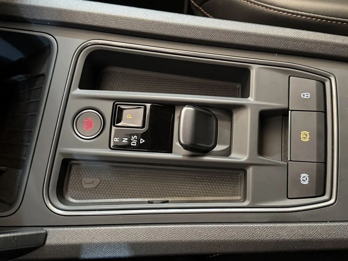 Gros plan sur la console centrale noire de la CUPRA Formentor 2023, avec bouton start, levier de vitesses et commandes électroniques.