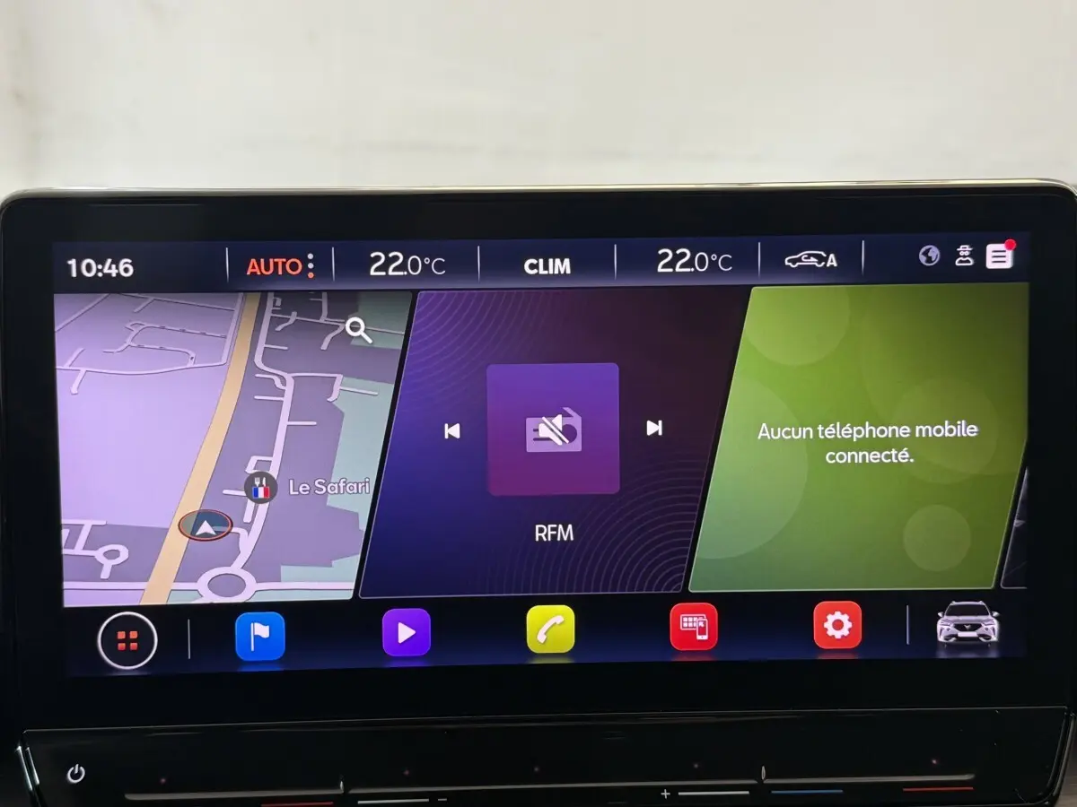 Écran tactile central 12 pouces affichant navigation, radio et connexion téléphone dans CUPRA Formentor noir 2023