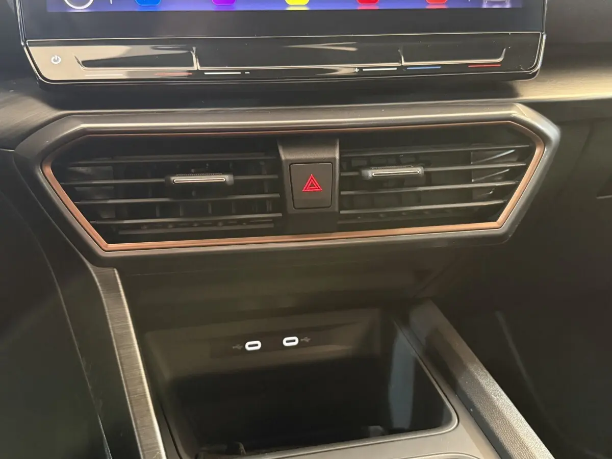Gros plan sur la console centrale noire du CUPRA Formentor 2023, avec aérateurs et deux ports USB-C éclairés.
