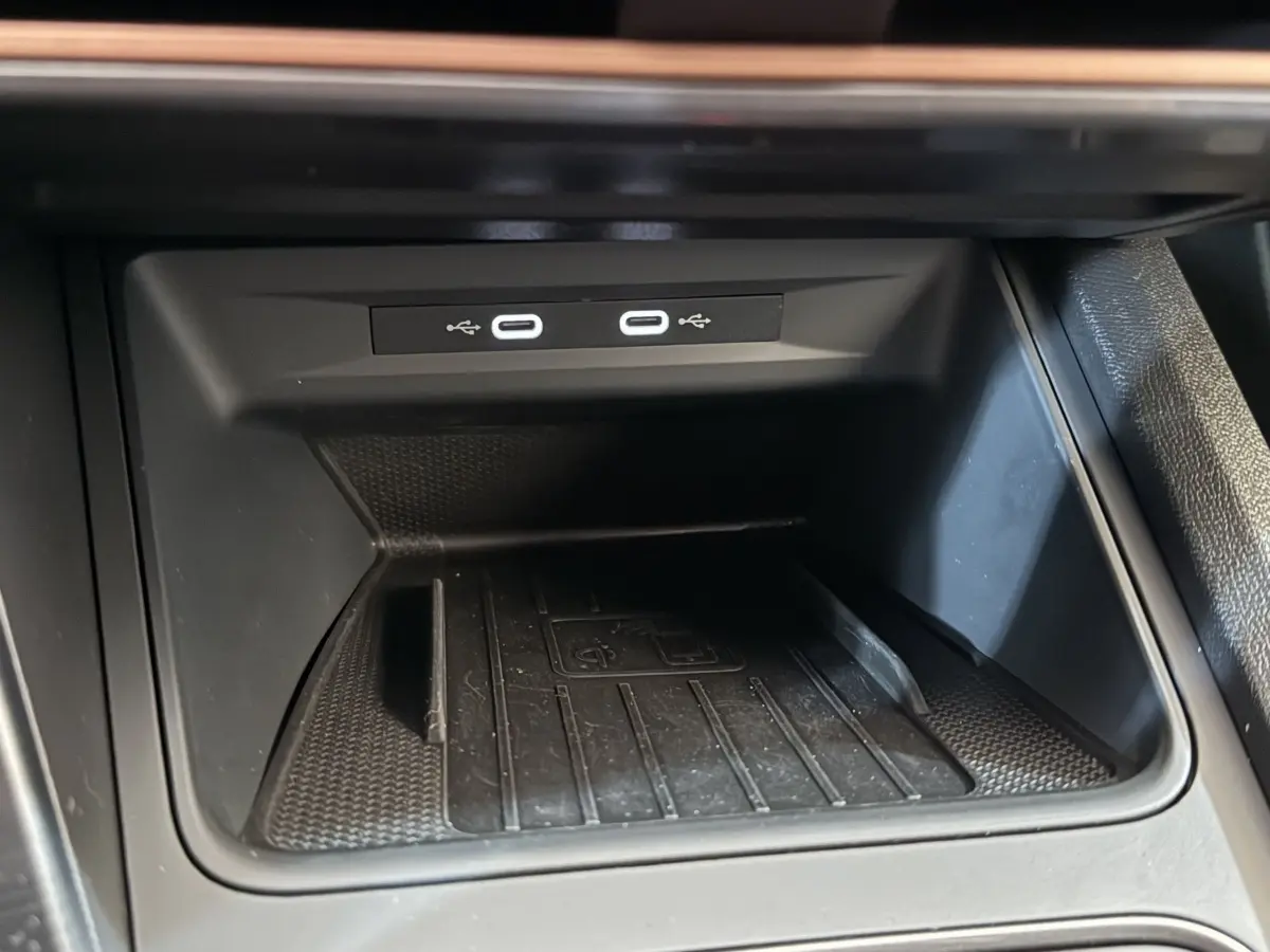 Espace de rangement noir avec double port USB-C et surface de recharge sans fil dans une CUPRA Formentor 2023.