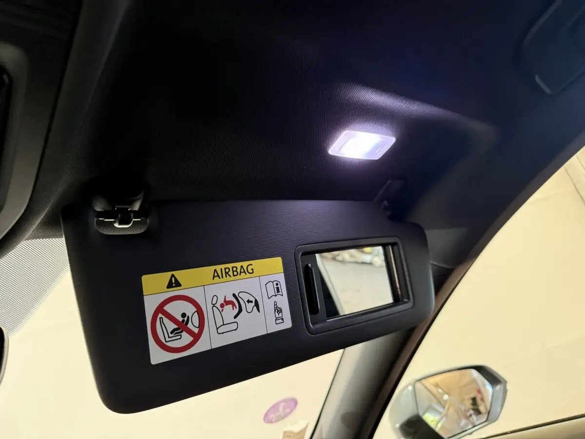 Détail du pare-soleil côté conducteur noir avec miroir et avertissement airbag, intérieur d'une CUPRA Formentor 2023 noire