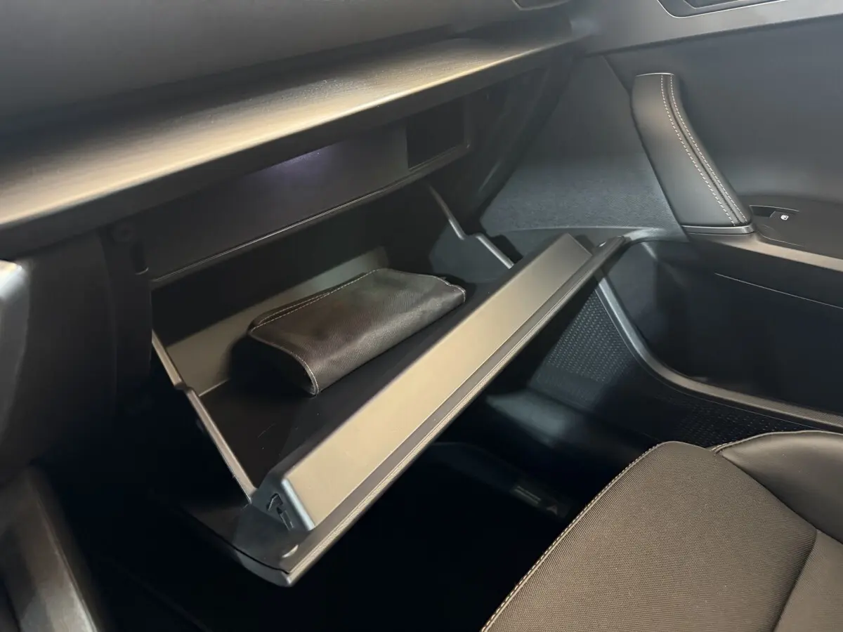 Gant de boîte à gants ouvert côté passager dans l'habitacle noir du CUPRA Formentor 1.5 TSI 2023.