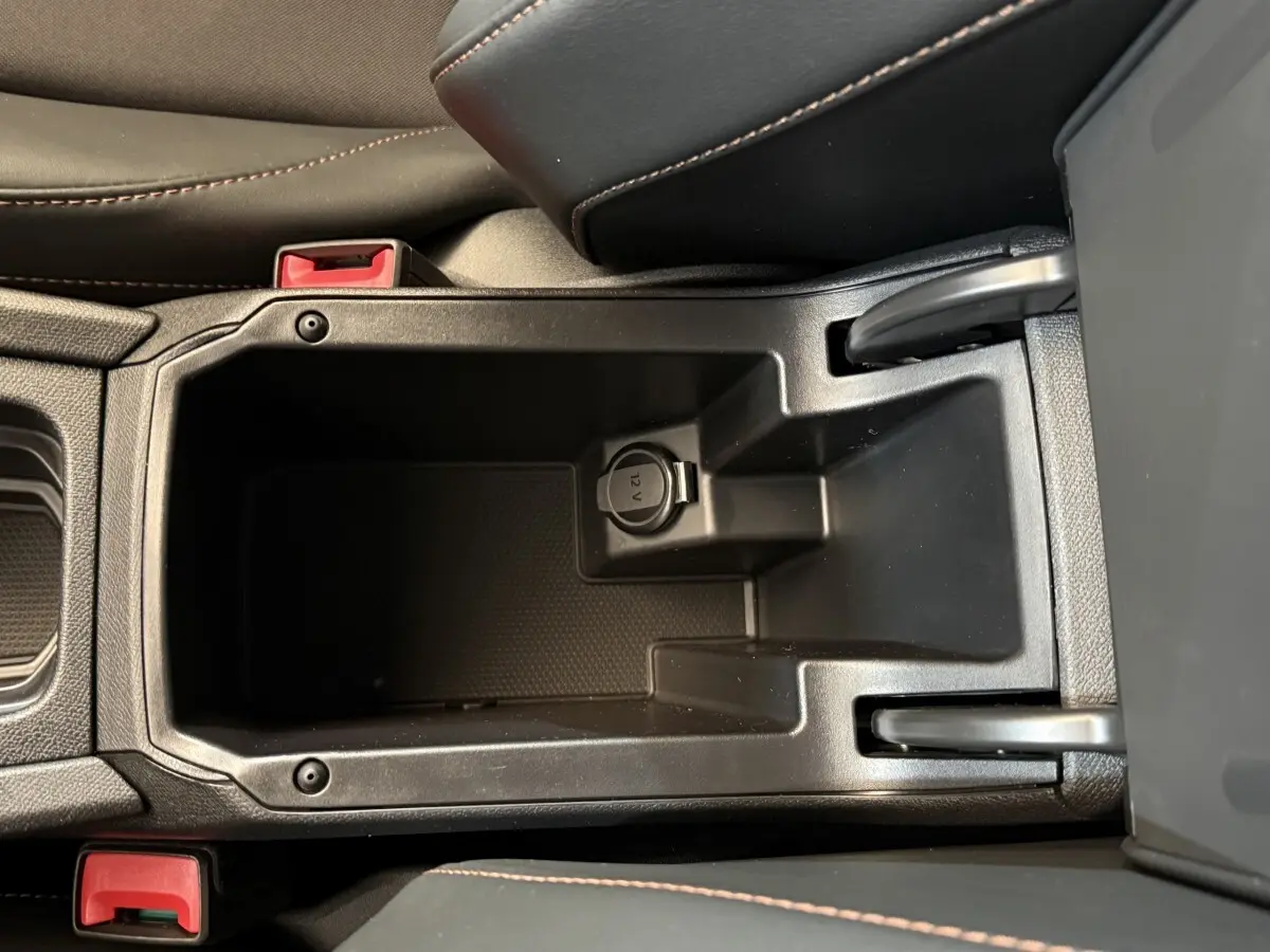 Vue plongeante sur le rangement central noir avec prise 12V du CUPRA Formentor 1.5 TSI 150ch DSG7 Business Edition 2023.