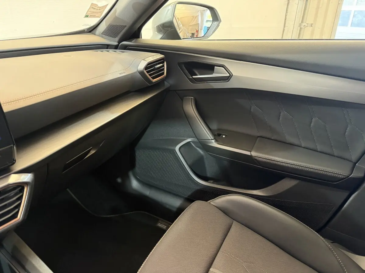 Intérieur côté passager de la CUPRA Formentor 1.5 TSI 2023, tableau de bord noir et garnitures modernes.