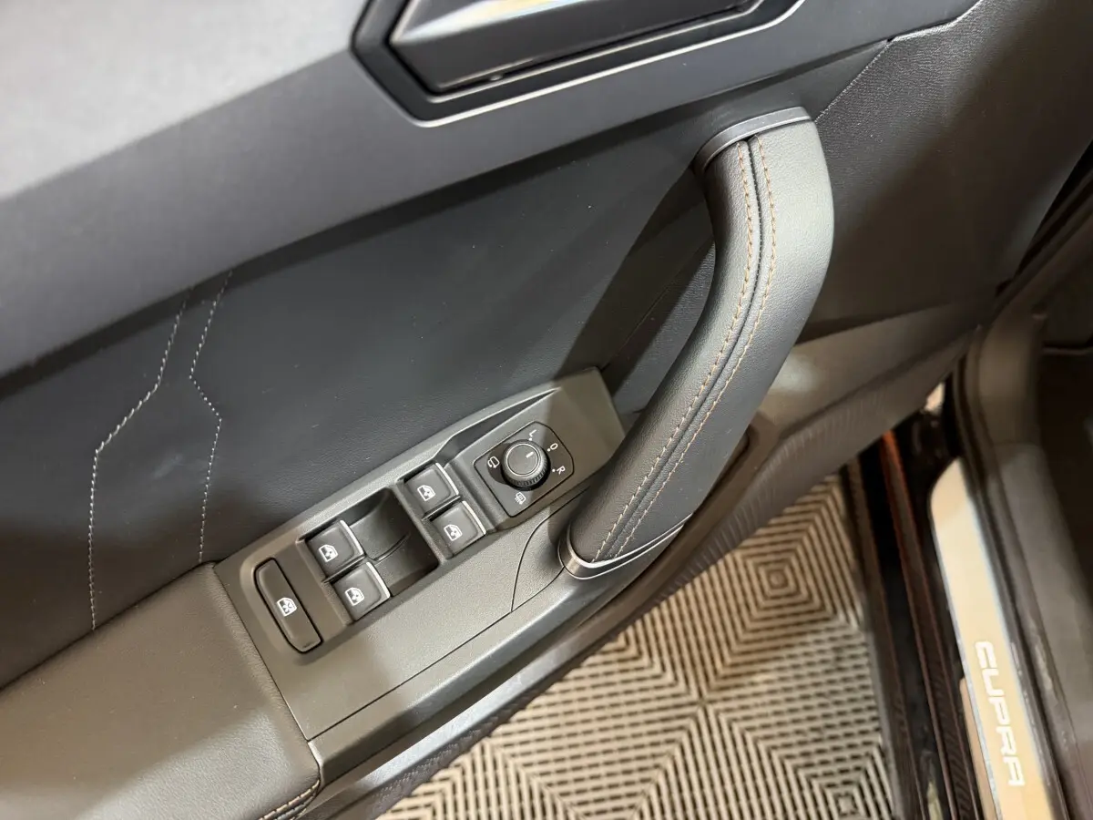 Poignée de porte côté gauche noir avec commandes vitres et rétroviseurs, seuil de porte CUPRA visible sur Formentor 2023.