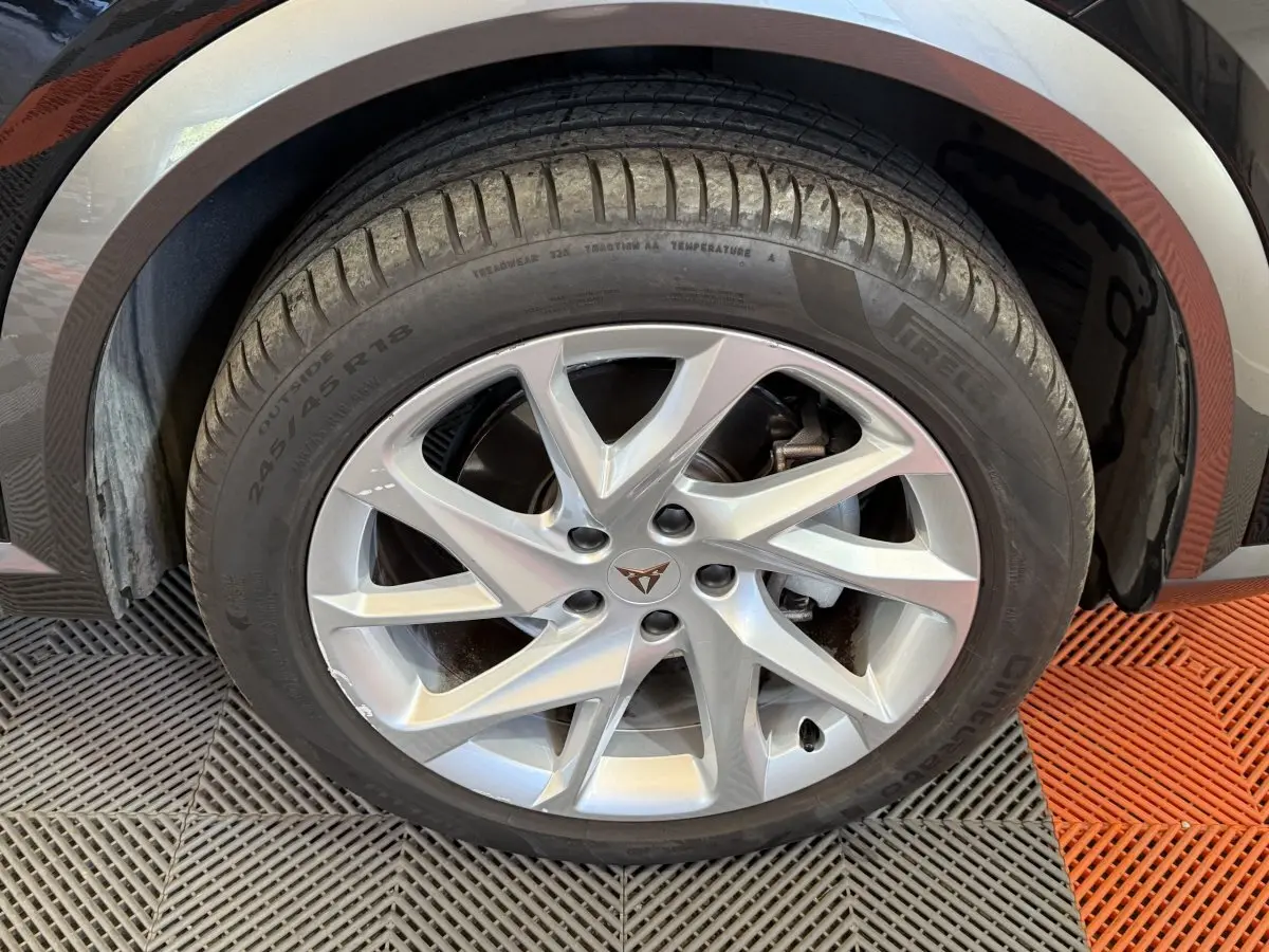 Gros plan sur la roue avant droite avec jante argentée et logo CUPRA sur un CUPRA Formentor noir 2023.