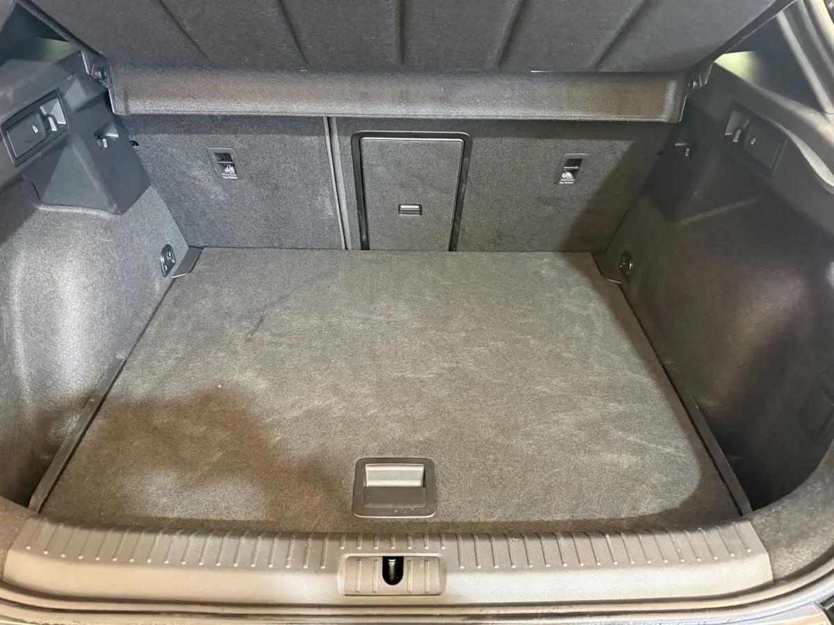 Coffre spacieux de la CUPRA Formentor noir, vue intérieure depuis l'ouverture arrière, avec trappe centrale rabattable.